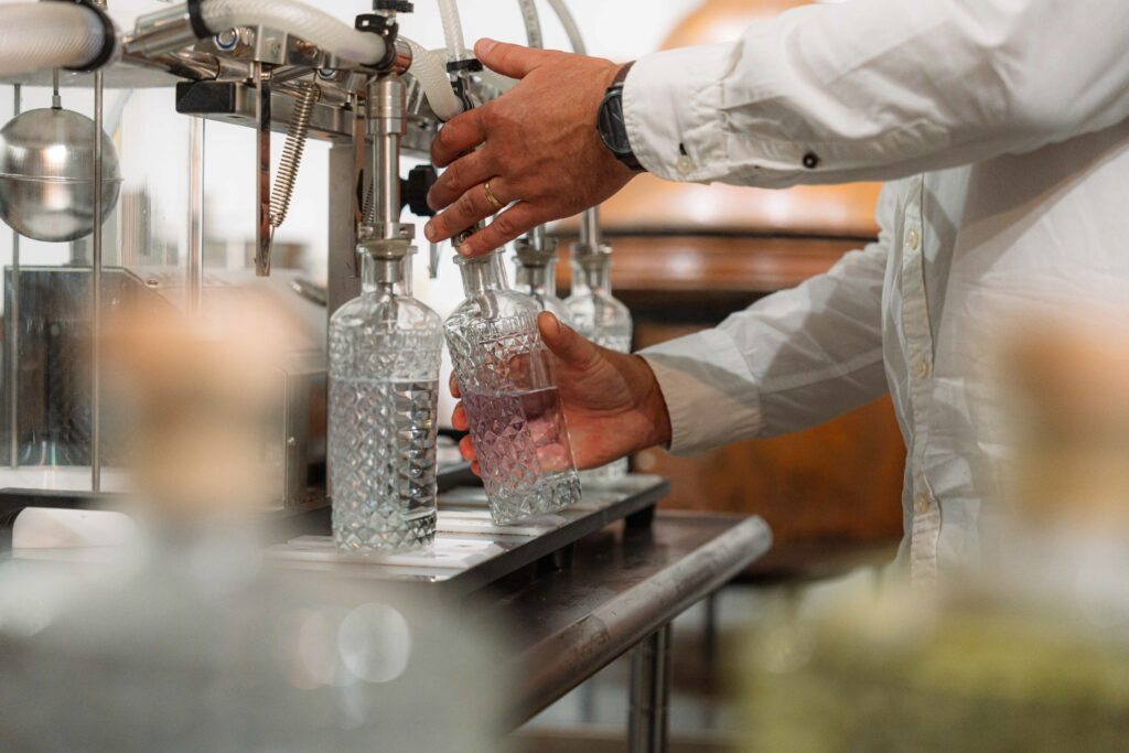 Création de gin artisanal belge à la Distillerie du Fays